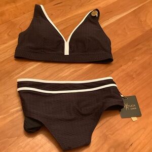 Nip tuck 2 piece textured size 6